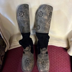 These are western slouch boots. They are designed to slouch.